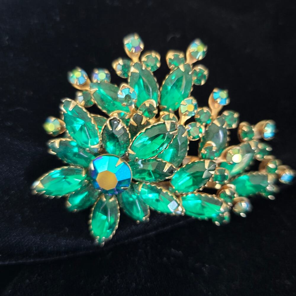 Vintage Brooch Emerald Green Aurora Borealis Rhinestone Floral Mid Century Glam - Picture 10 of 13